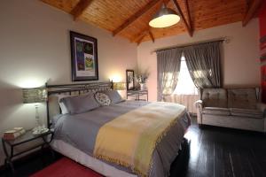 雾观Thulamela Couples Retreat的卧室配有床、椅子和窗户。