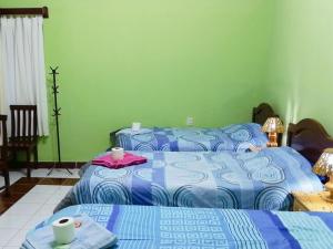 塔里哈Tierra Nuestra的一间卧室配有一张床和一张桌子,配有两张床