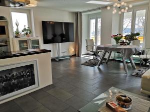 博登斯边的拉多夫采尔Ambiente的客厅配有桌子和壁炉