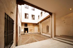 托莱多Palacio Santa Ursula的旧楼里空的走廊,门打开