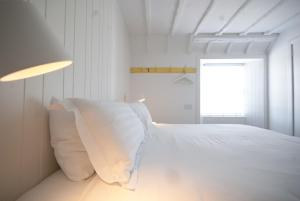 金斯豪斯MHOR84号酒店的白色卧室配有带白色枕头的床