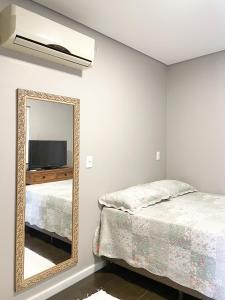 SiderópolisContainer na montanha的一间带镜子和床的卧室