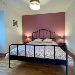 阿尔克昂巴鲁瓦Le gîte de l’espérance的一间卧室配有一张紫色墙壁的床