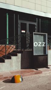 阿斯塔纳Inn OZZ Astana的建筑的侧面有标志