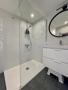 阿尔克昂巴鲁瓦Le gîte de l’espérance的带淋浴、盥洗盆和镜子的浴室