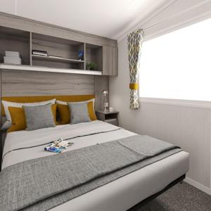 阿伯劳尔The Fly Van - Beautiful, luxury static caravan的一间卧室设有一张大床和窗户