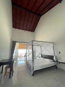 马拉维拉ISAMAR FRONT BEACH的一间卧室配有一张床和一张书桌