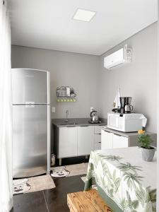 SiderópolisContainer na montanha的厨房配有不锈钢冰箱和水槽