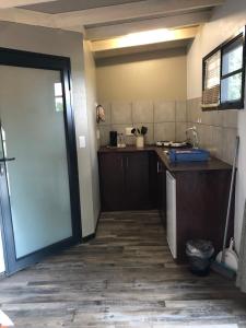 DivunduWhite Sands Lodge的厨房配有水槽和台面