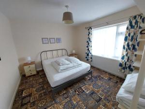 斯凯格内斯Dainville Lodge的一间小卧室,配有床和窗户