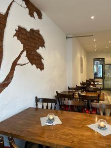 海尔巴德海利根斯塔特Passage 84 - Hotel & Café的用餐室配有木桌和椅子