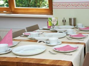 InnerlaternsHoliday Home Runnimoos-1 by Interhome的一张桌子上放有白板和粉色餐巾