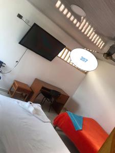 拉多拉达Hotel Brisas Del Magdalena的卧室配有壁挂式平面电视。