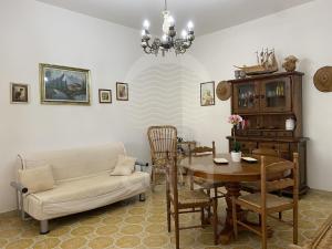 托雷拉皮罗Villa Sunshine的客厅配有桌子和沙发
