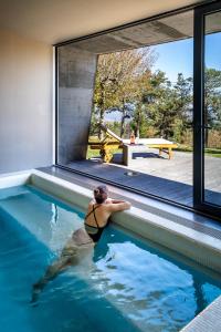 曼泰加什Casa das Penhas Douradas - Burel Mountain Hotels的一个人在房子的游泳池游泳