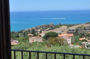 切法卢Villa del Vescovo的阳台享有城镇和海洋的景致。