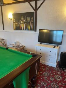 纽基茉莉花阁酒店的客房设有台球桌和平面电视。