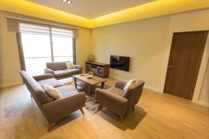 阿克拉Accra Luxury Apartments @ Pearl的客厅配有两张沙发和一台电视机