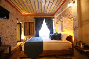 ÇadırAkritis suit Cappadocia的一间卧室,卧室内配有一张大床