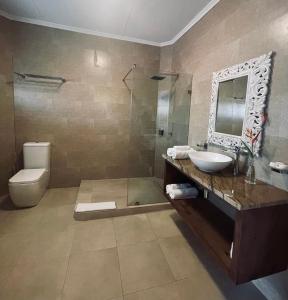 博瓦隆森普拉帕蒂斯度假酒店的一间带水槽、卫生间和镜子的浴室