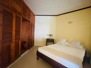 博瓦隆森普拉帕蒂斯度假酒店的一间卧室,卧室内配有一张大床