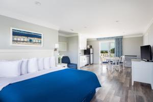 蒙托克哈特曼布里尼微风海滩度假汽车旅馆的酒店客房设有蓝色的床和厨房