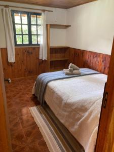 维奥康德马奥Casa Vista do Vale的一间卧室配有一张床,上面有两条毛巾