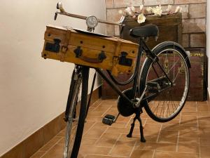 布雷谢洛B&B STAZIONE DON CAMILLO的一辆自行车背上装有手提箱