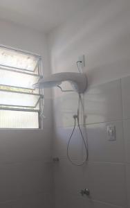 尼西亚弗洛雷斯塔PONTA das BRILLES Departamento 1的带淋浴头的浴室,带窗户