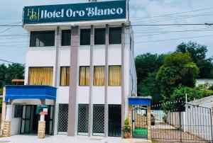 阿塔卡梅斯Hotel Oro Blanco的一座有标志的建筑,上面写着酒店歌剧院布兰卡的标志