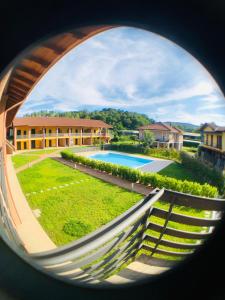 Borgo TicinoAppartamento Paradise的享有带游泳池的房屋的圆形景致