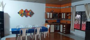 卡塔赫纳Casa ITCI Tours的一间厨房,里面配有桌椅