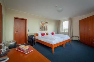 莫尔斯欧米茄酒店的酒店客房配有一张床铺和一张桌子。