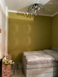 巴伦施泰特Apartment zur Wiege Anhalts的一间卧室配有一张床和一个吊灯