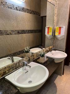 米里米里诺瓦酒店的浴室设有2个水槽和镜子