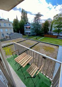 米卢斯Studio bohème - Centre - Proche gare的阳台配有2把木椅和围栏
