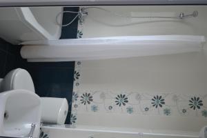 玉兰家庭酒店的一间浴室