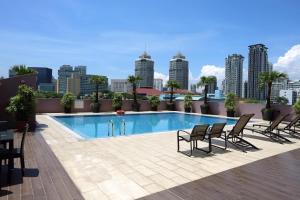 新加坡Value Hotel Thomson的建筑物屋顶上的游泳池