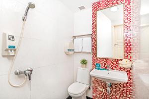 新加坡Hotel 81 Kovan的浴室设有白色的卫生间和镜子