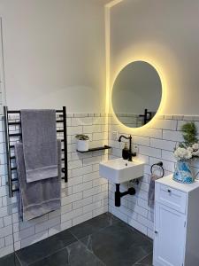 亚伯Farm Stay POPLAR Cottage at Wilindi Estate的一间带水槽和镜子的浴室