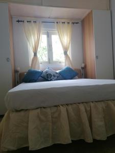博卡奇卡Room in Guest room - Private room in Boca Chica Resort condominium的一张大床,窗户前有蓝色枕头