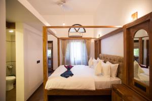 阿贡达Dunhill Beach Resort的一间卧室配有一张床,床上有浴袍