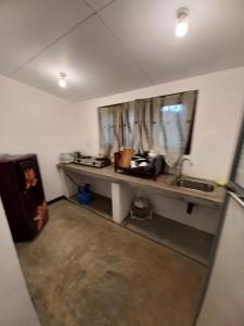 迪克韦勒Abinu"s Place的客房设有一个柜台、一个水槽和一个窗户。