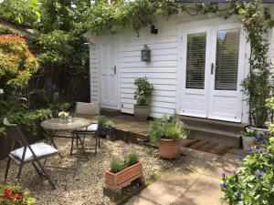 克兰布鲁克Garden Studio的庭院配有桌椅和植物