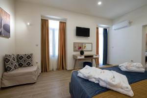 卡拉马塔Kalypso Apartments的酒店客房,配有床和沙发