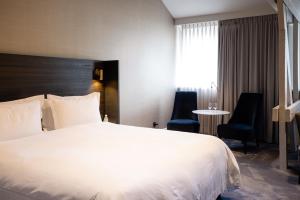 根特Pillows Grand Boutique Hotel Reylof Ghent的酒店客房带一张大床和两张椅子