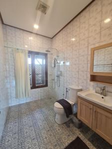 坤西育府Little For Rest Nakornnayok的浴室配有卫生间、盥洗盆和淋浴。