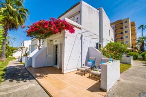 阿尔库迪亚Ideal Property Mallorca - Avus的庭院上鲜花盛开的白色房子