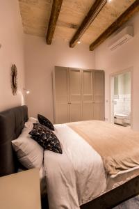 瓦莱塔Valletta Collection - 101 Republic的一间卧室配有一张大床和一张沙发