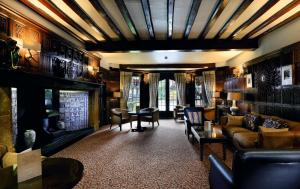 埃文河畔斯特拉特福Macdonald Alveston Manor Hotel & Spa的客厅配有沙发和桌椅